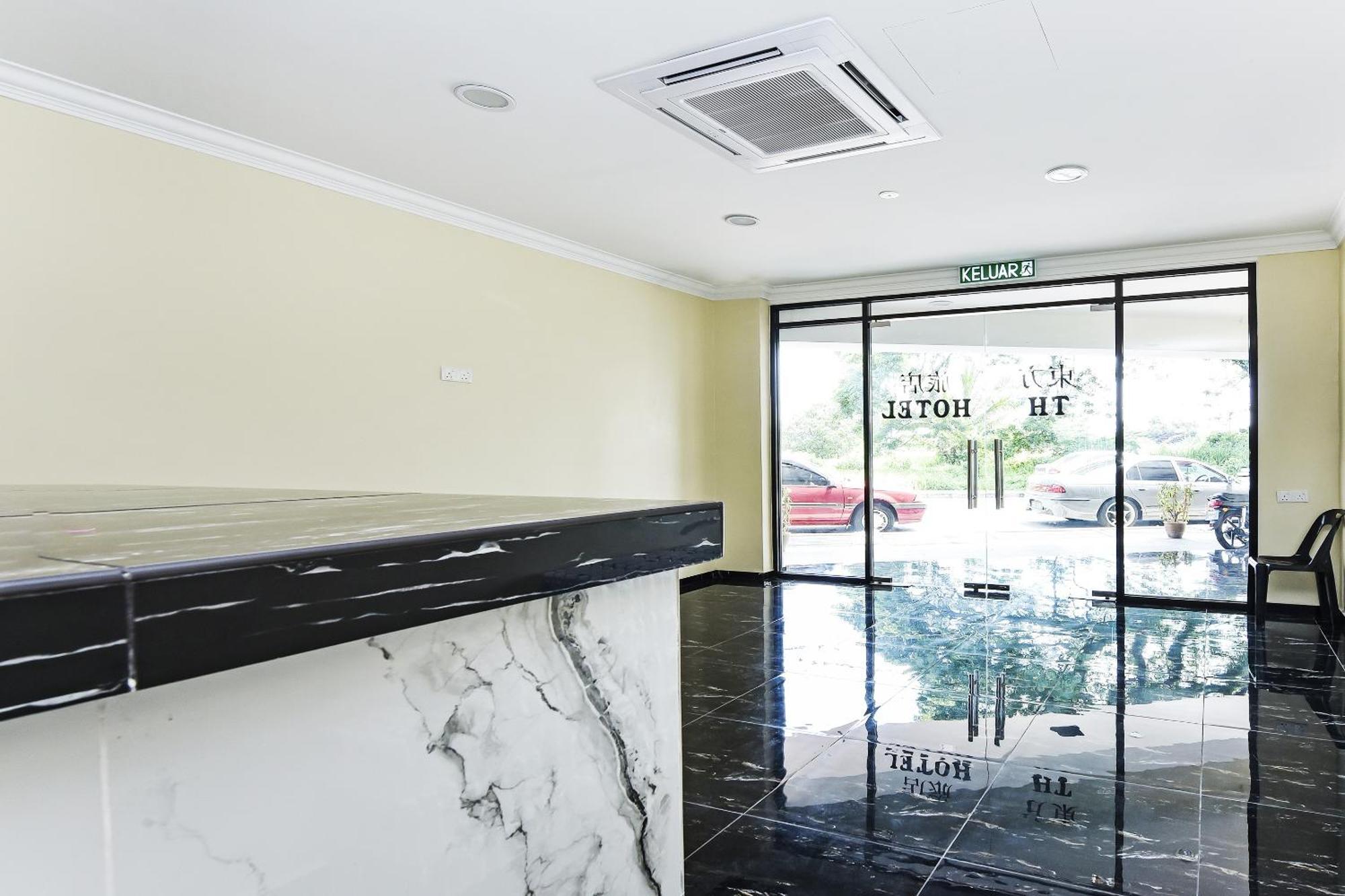 Oyo 90445 Th Hotel Bahau Zewnętrze zdjęcie